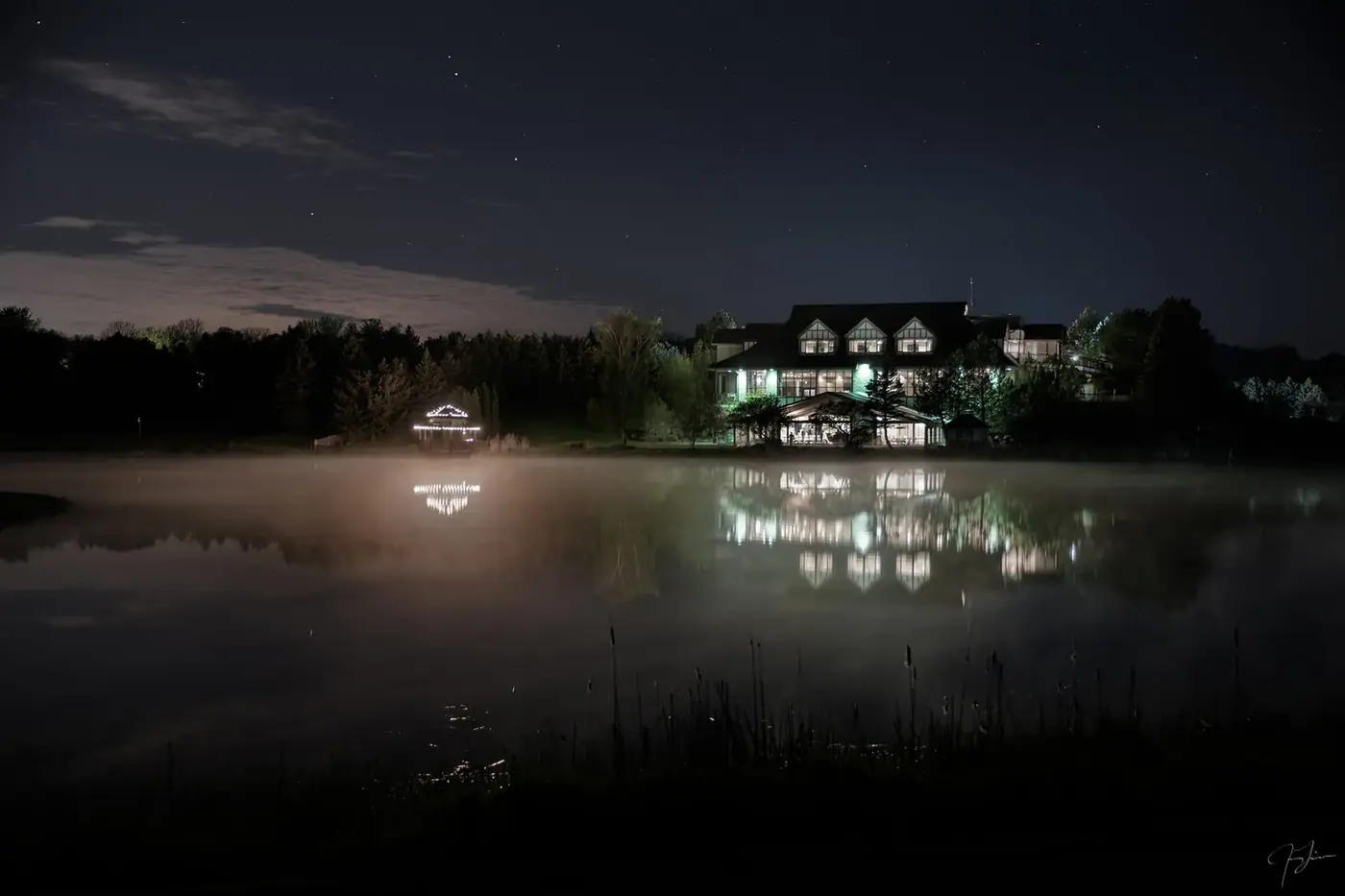 Lodge at night, Night
